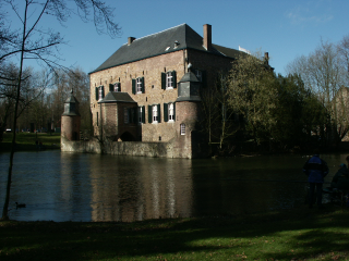 [A photo of Kasteel Erenstein that is too dark]